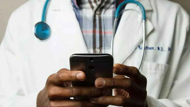 Doctor-sujetando-telefono-movil